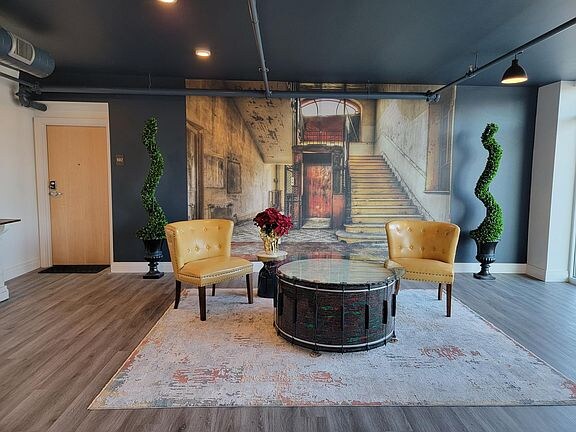 Building Photo - 550 New Holland Ave