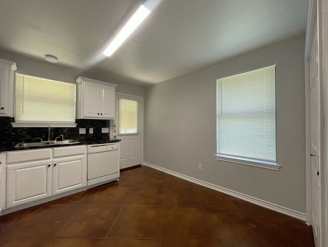 Building Photo - 203 Memory Ln