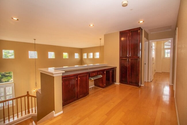 Building Photo - Beautiful + Spacious 4 bedroom/3 bath/3 Ca...