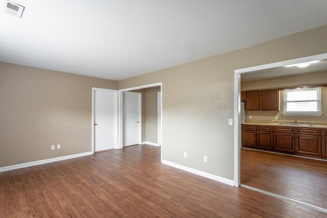 Building Photo - Charming home now available for rent in Ch...