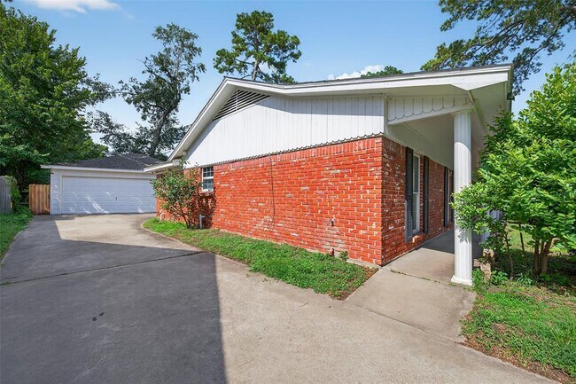 Building Photo - 10218 Oak Point Dr