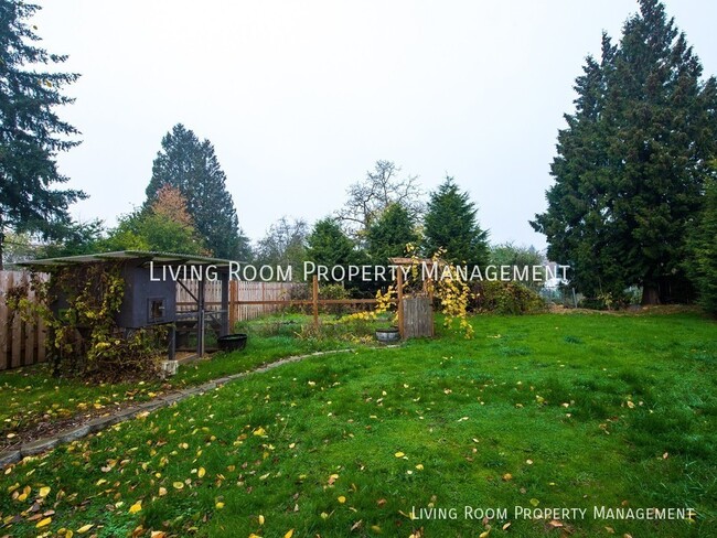 Building Photo - 1926 Fully Remodeled Farmhouse with a Fenc...