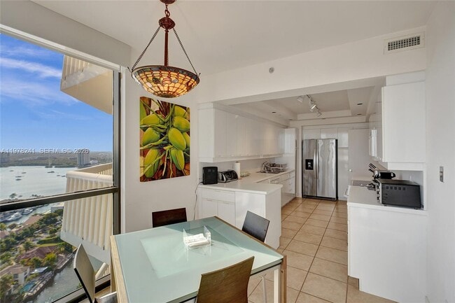 Building Photo - 2000 Island Blvd