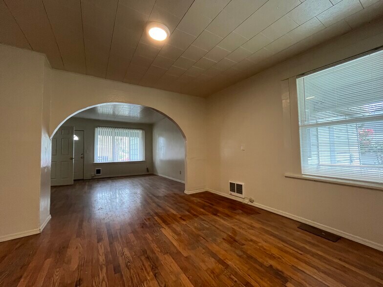 Building Photo - 445 Smithers Ave S