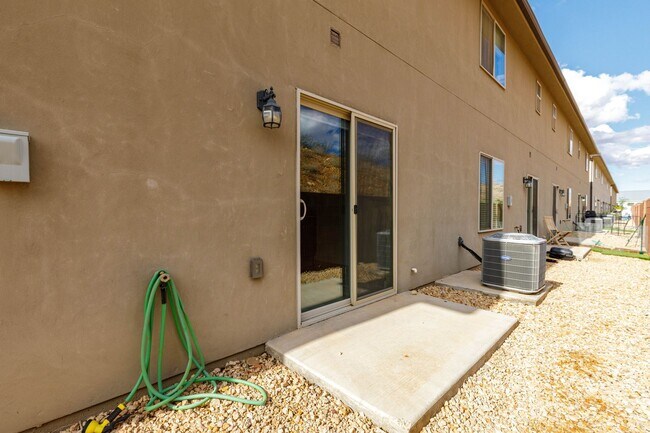 Building Photo - 3 bed | 2.5 bath | 2-car Townhome with Was...