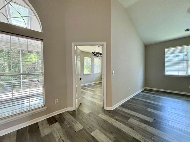 Building Photo - Available 7/9. Gorgeous, Fully Remodeled 3...