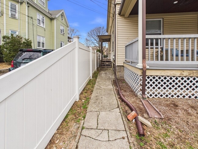 Building Photo - 5-7 Hoyle St