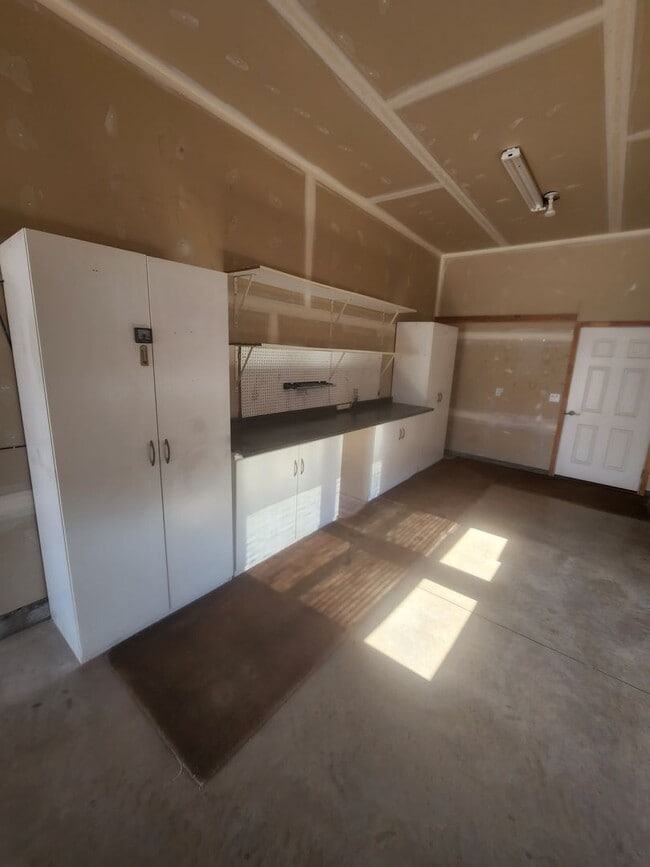 Building Photo - 3 Bedroom 2 Bathroom