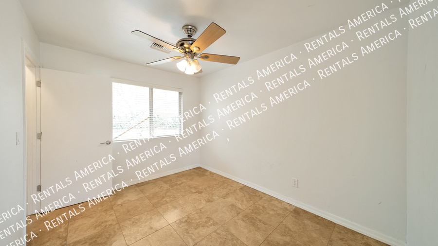 Building Photo - 2212 E La Mirada St