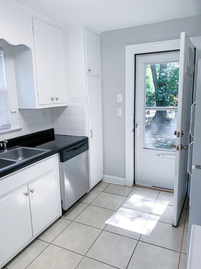 Building Photo - 3 Bedrooms 2 Full Bathrooms with fenced in...