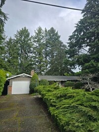 Building Photo - Beautiful 3 bedroom on large lot.