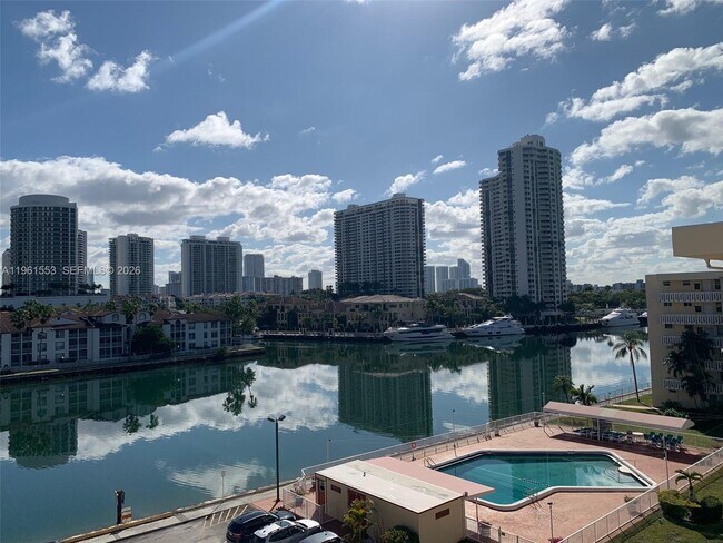 Building Photo - 2999 Point E Dr