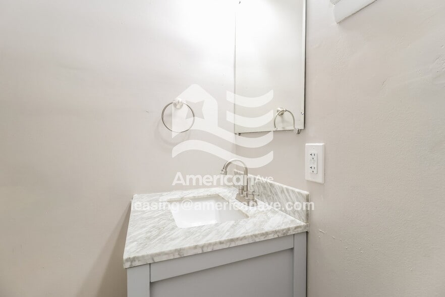 Building Photo - 1224 6th Ave