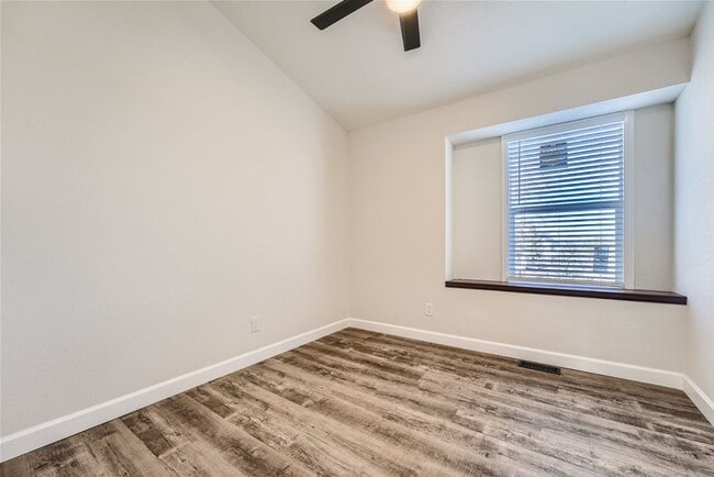 Building Photo - 5701 N Wagonwheel Trail
