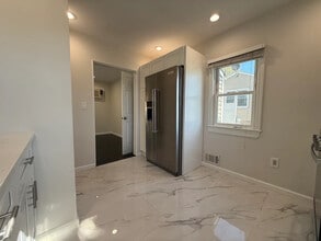 Building Photo - 627 Mola Blvd