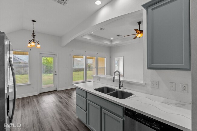 Building Photo - 521 Linnhurst Dr