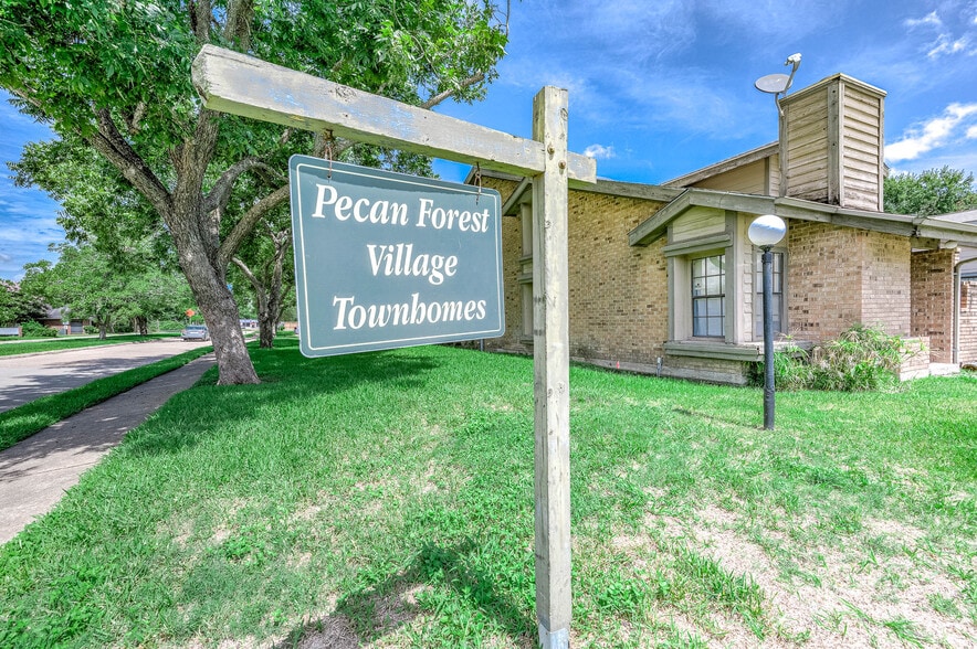 Entry - 200 Pecan Dr