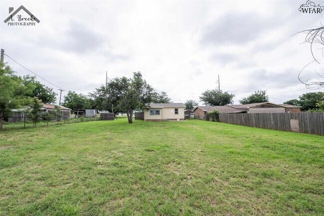 Building Photo - 1508 N Victoria Ave