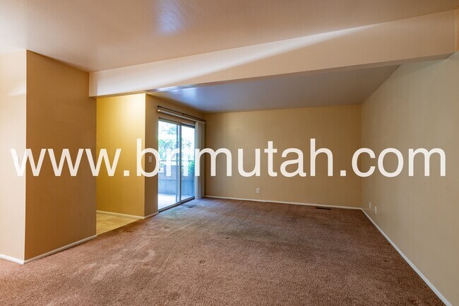 Building Photo - 4836 Highland Cir