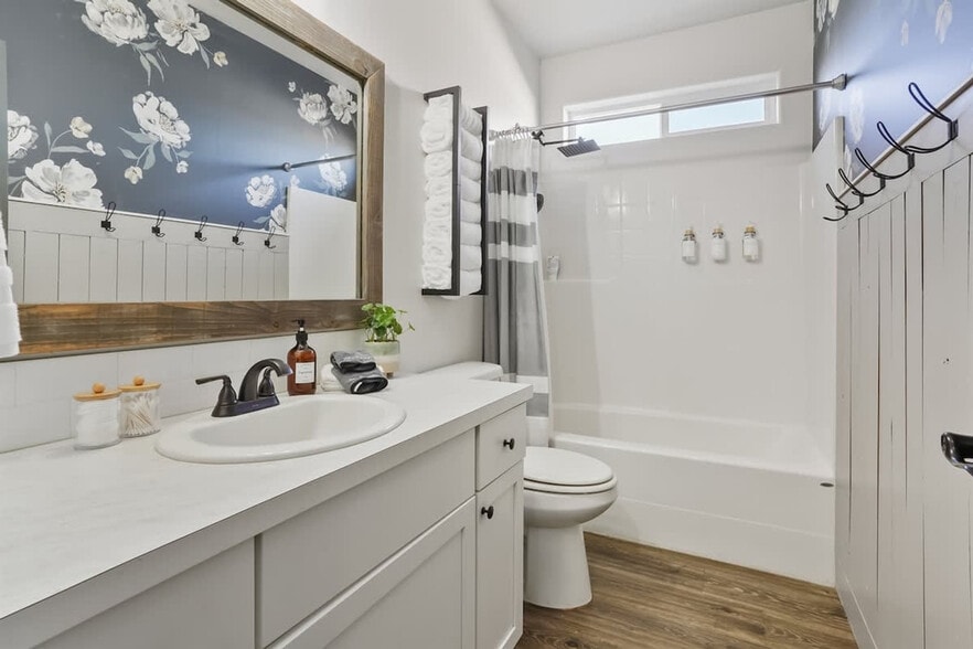 Building Photo - 304 Cliff Swallow Ave