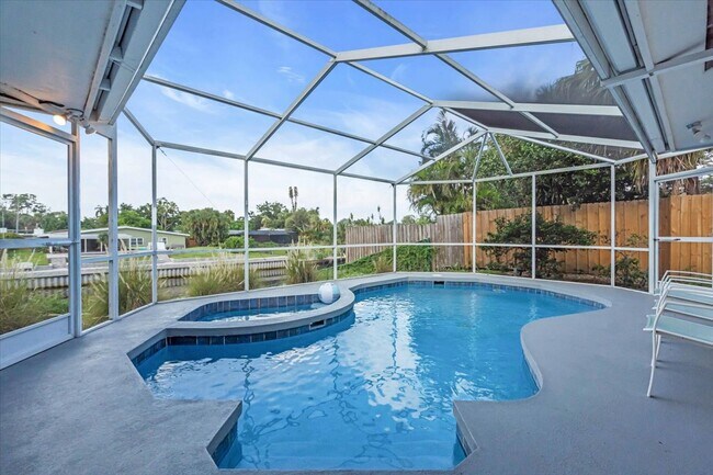 Building Photo - 2732 Valencia Dr