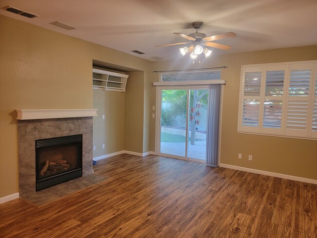 Building Photo - Gorgeous 4 bedroom 2.5 bath with large bon...