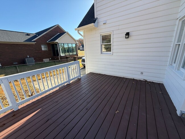 Building Photo - Three bedroom, 2 bath house in Elon