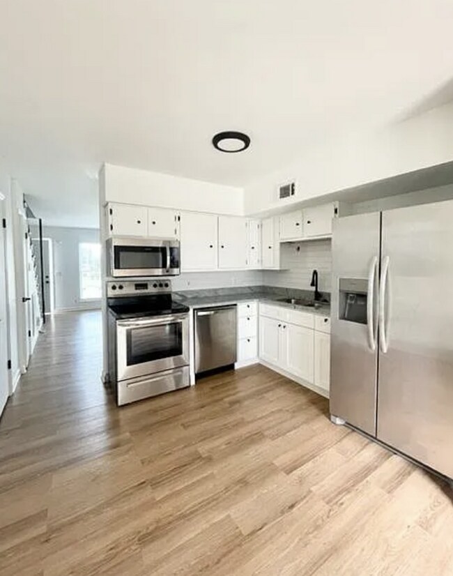 Building Photo - Charming 2 Bed, 1.5 Bath in the Heart of East Nashville