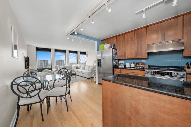 Building Photo - 444 W Fullerton Pkwy