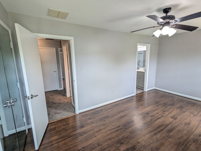 Building Photo - Beautifully maintained townhouse in establ...