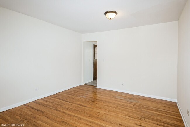 Building Photo - 1320 W Lunt Ave