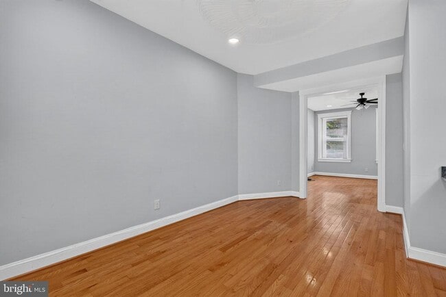 Building Photo - 635 Kenyon St NW