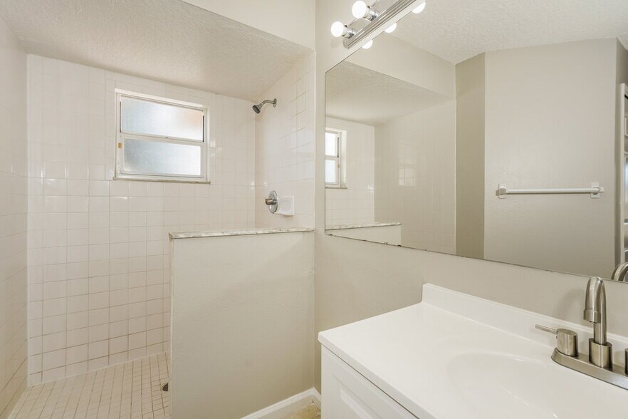 Building Photo - 646 Jaguar Ct