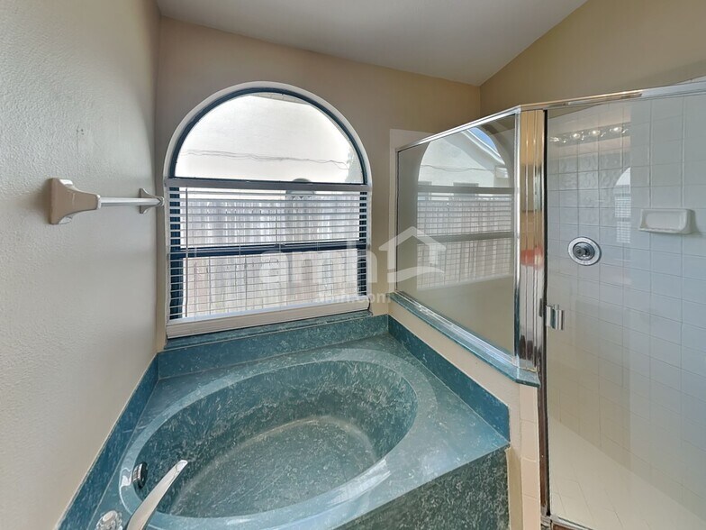Building Photo - 1401 Crawford Dr