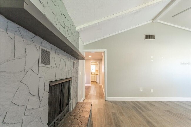 Building Photo - 2021 Valley Dr
