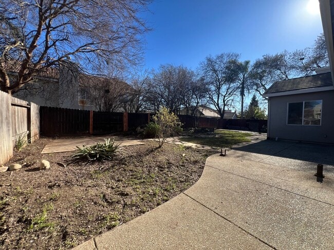 Building Photo - Spacious Single Story Three Bedroom Home