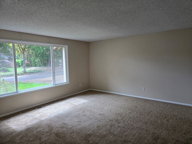 Building Photo - Terrific home, Large Yard, Quiet Street