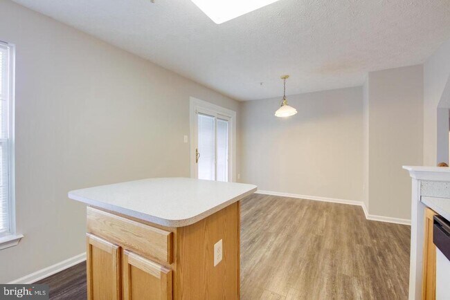 Building Photo - 9307 Vanguard Ct