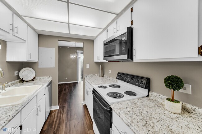 Building Photo - 6340 Americana Dr