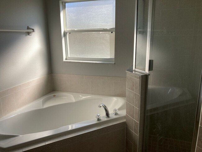 Building Photo - Beautiful 3x2 in gated community