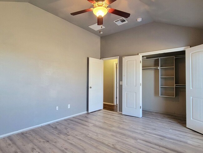 Building Photo - Introducing a charming 3-bedroom, 2-bathroom house located in the desirable area of Edmond, OK.