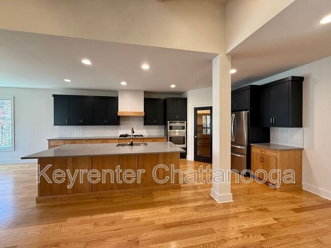 Building Photo - 8925 Pine Ridge Rd