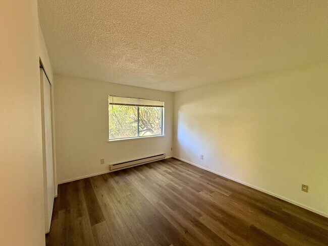 Building Photo - Beautiful 2-Bedroom, 2-Bath Condo in the Oakbrook Country Club Community