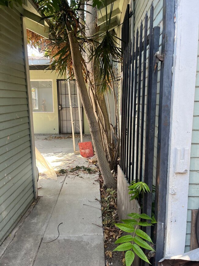 Building Photo - 1609-1611 Gundry Ave