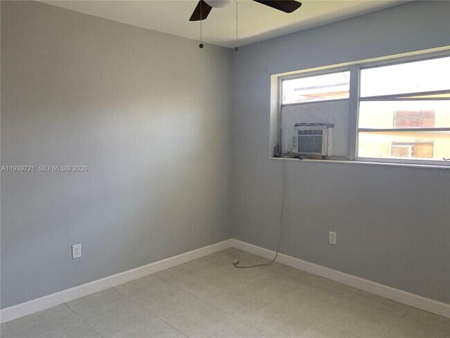 Building Photo - 15020 NE 6th Pl