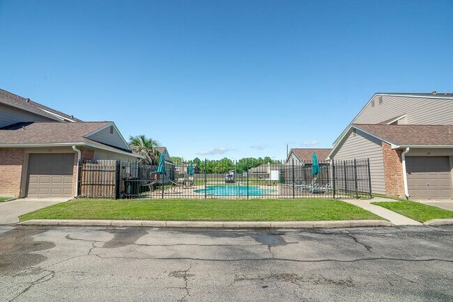 Building Photo - 14020 Schroeder Rd