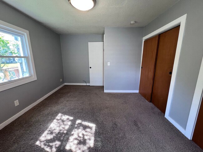 Building Photo - Adorable 2 bedroom with a bonus room!