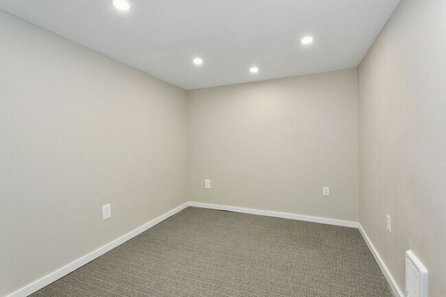 Building Photo - 2 bd 1 bath Apartment-entire bottom floor