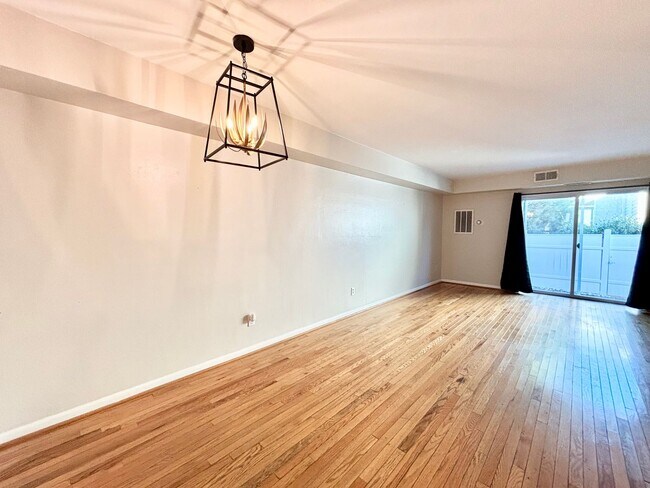 Building Photo - Gorgeous Condo in Willoughby Beach