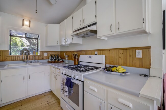 Kitchen - 3626 Veteran Ave